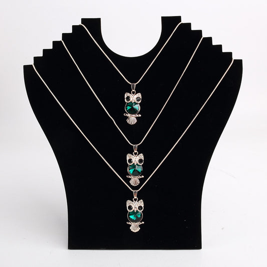 Fan-shaped black velvet necklace plate